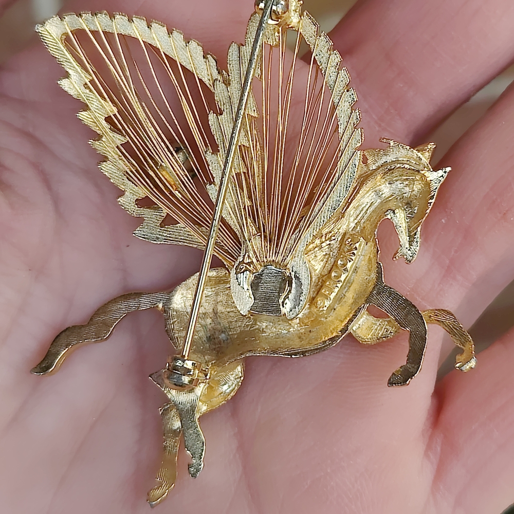 Vintage Brooks Gold Pegasus Brooch with Pearl Accent - Picture 3 of 5